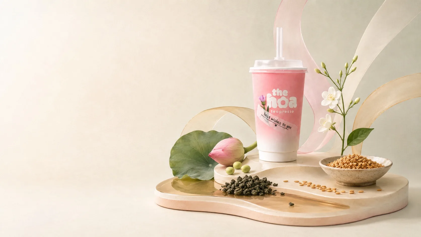 Ly The Hoa cùng sen, lài và nông sản bản địa trên khay