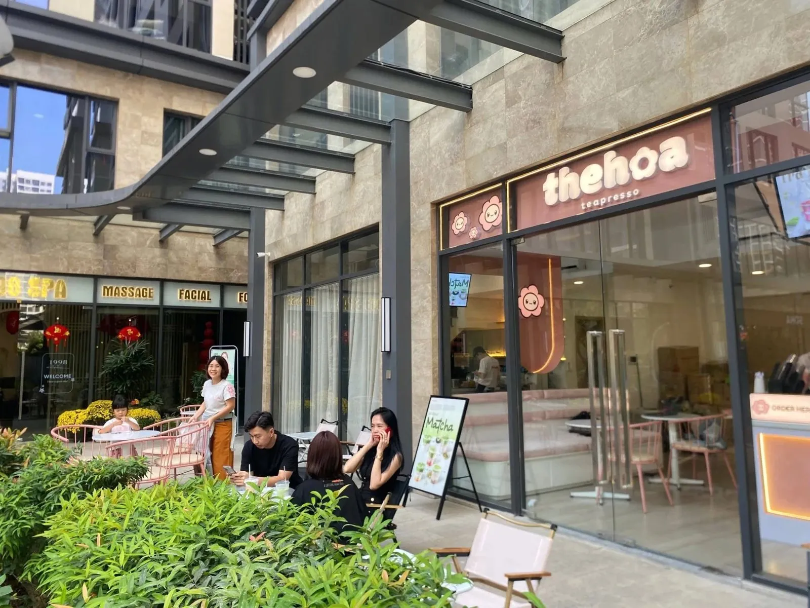 Mặt tiền The Hoa tại Vinhomes Grand Park với khách ngồi ở bàn ngoài trời