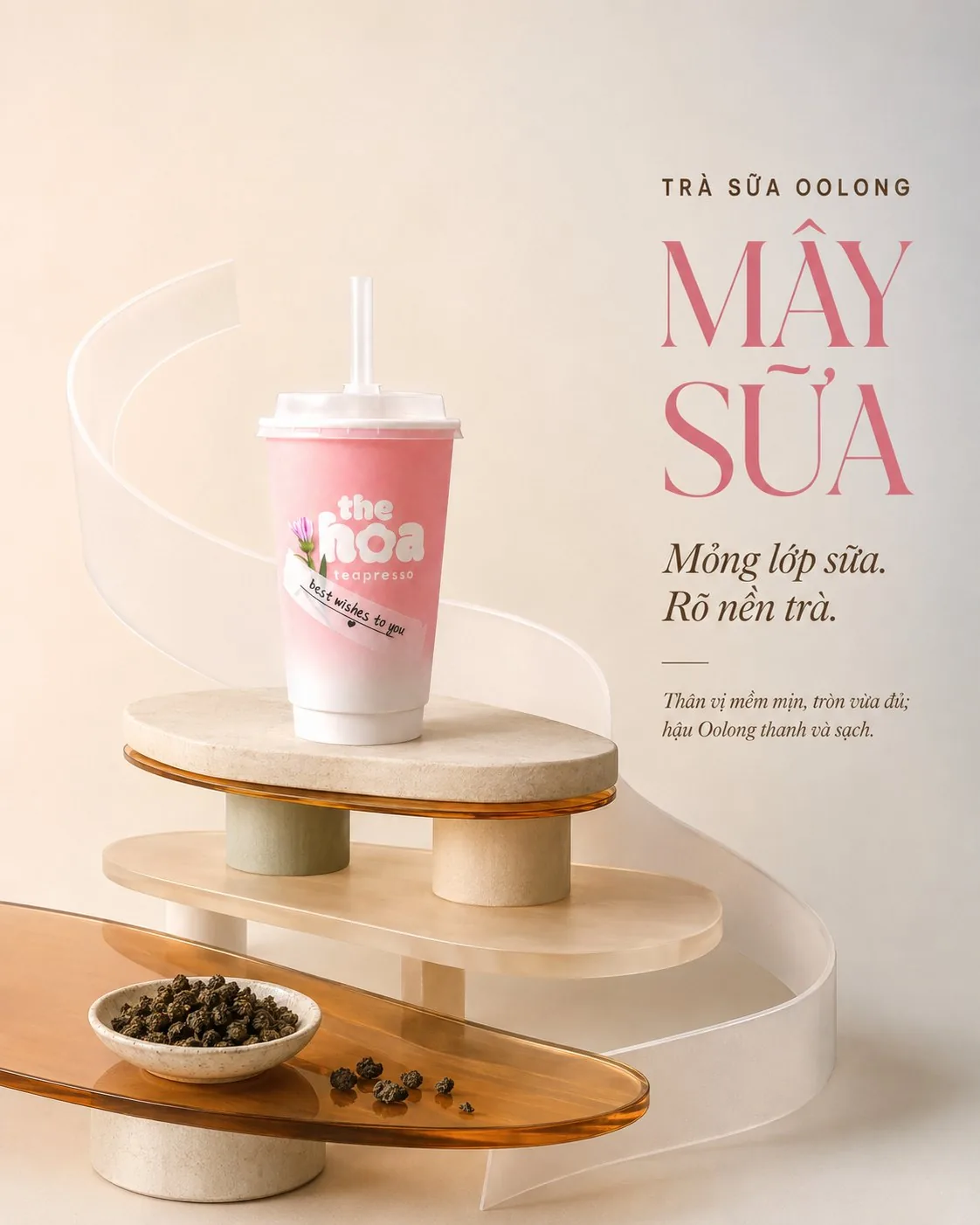 Ảnh minh hoạ ly trà sữa oolong Mây Sữa của The Hoa trên bục gỗ, bên đĩa lá trà oolong