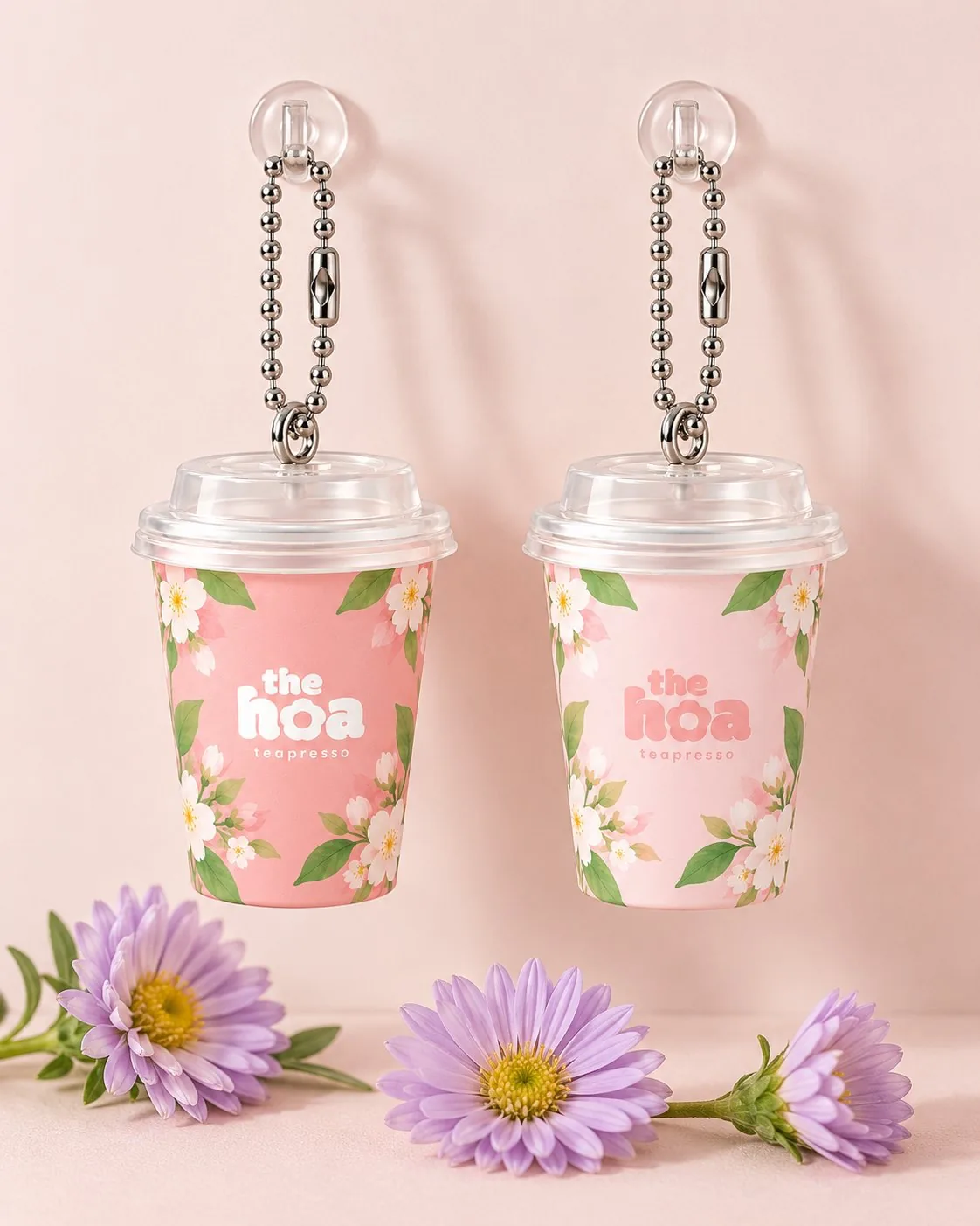 Hai mẫu Móc Khoá Trà Hoa hình ly The Hoa màu hồng đậm và hồng nhạt treo cạnh nhau