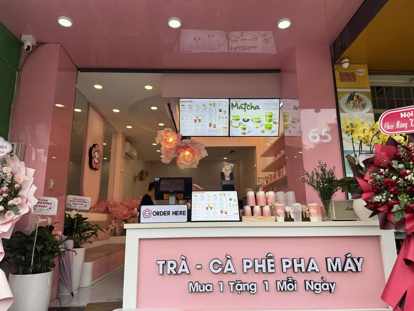 Không gian quầy phục vụ của The Hoa Tân Phú