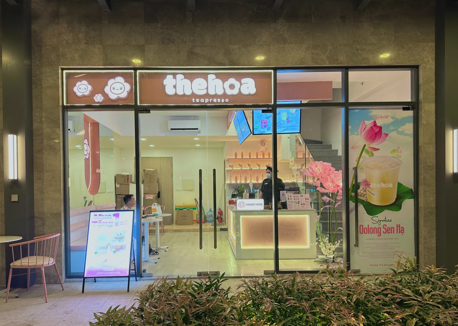 Mặt tiền cửa hàng The Hoa nhìn chính diện