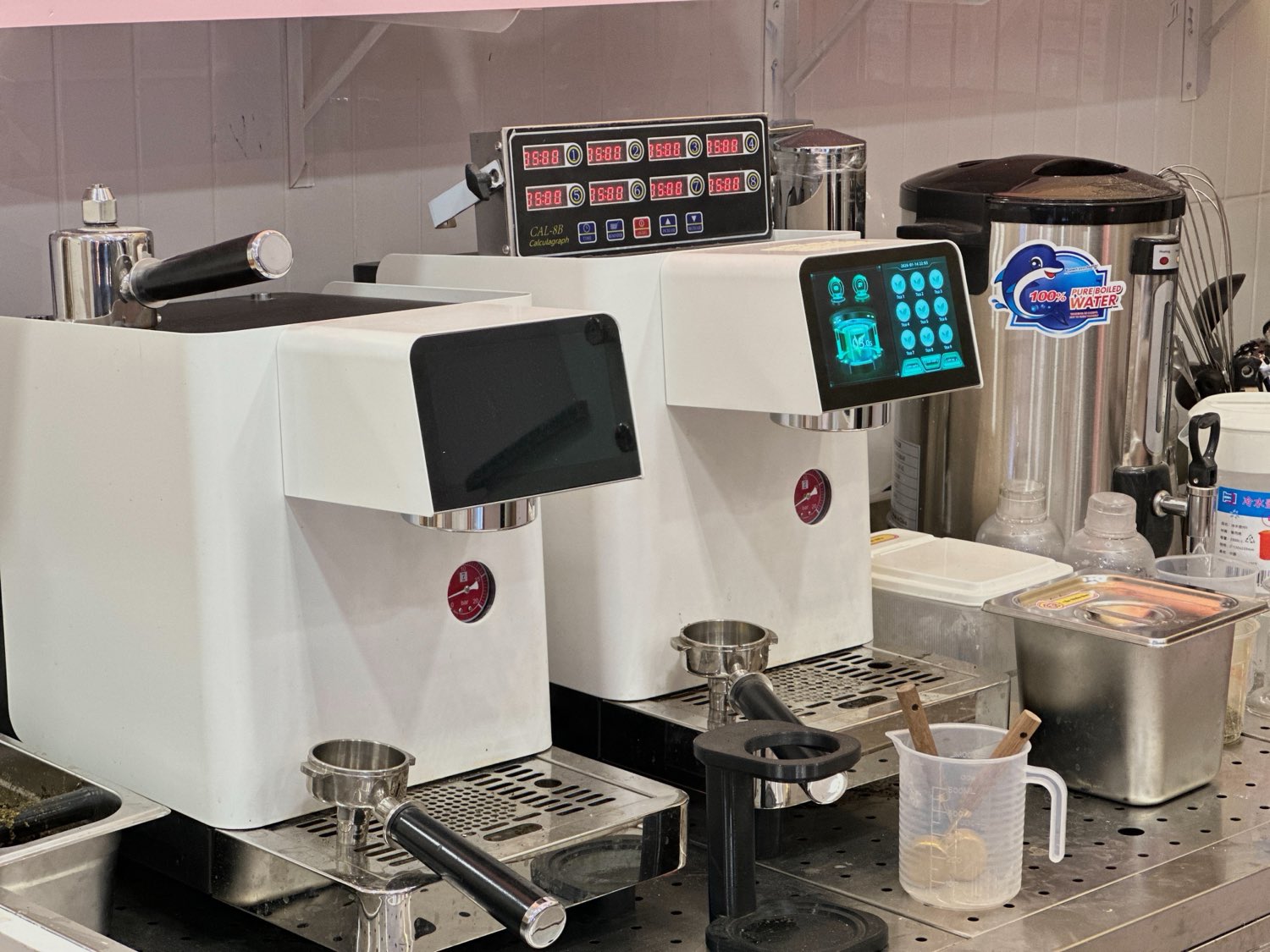 Hai máy Teapresso tại quầy pha chế The Hoa