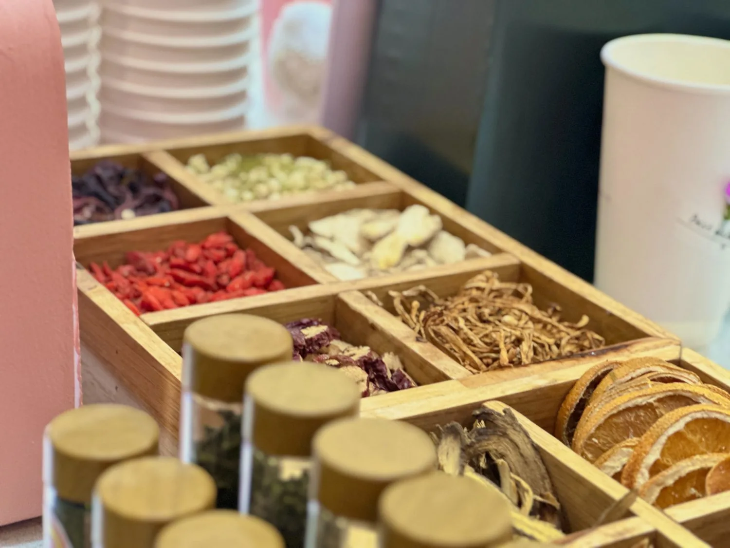 Thảo mộc và nguyên liệu kết hương chụp cận cảnh