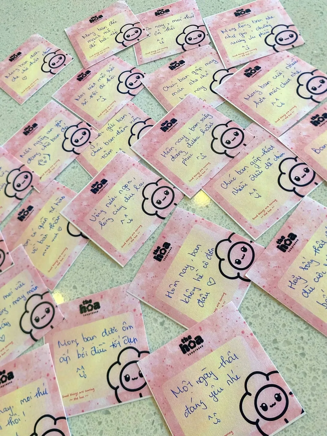 Thiệp in sẵn với câu viết tay bằng bút mực. Chữ xấu cũng được, phải sạch.